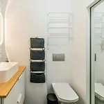 לינה וארוחת בוקר Skylight Room! *